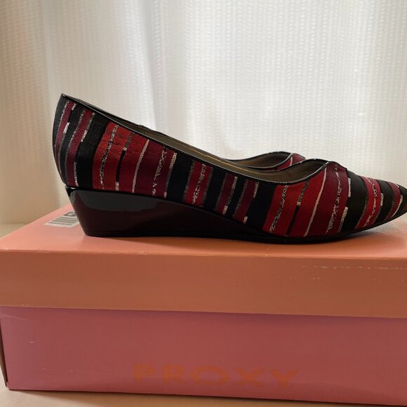 Women's Shoes 8.5 W-Wide Proxy Red Silver Stripe Wedge Holiday Christmas New NIB - Picture 2 of 4